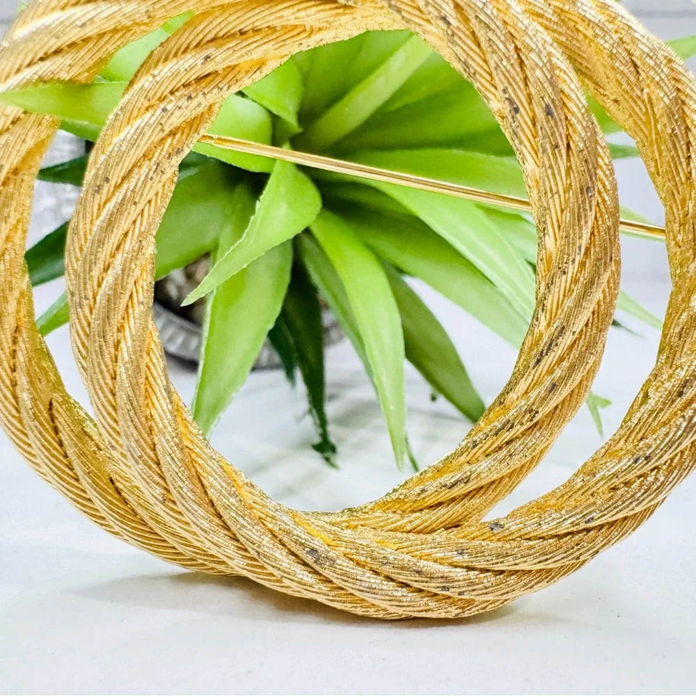Vintage 80s Christian Dior Retro Gold Tone Double Circle Twisted Rope Brooch Pin